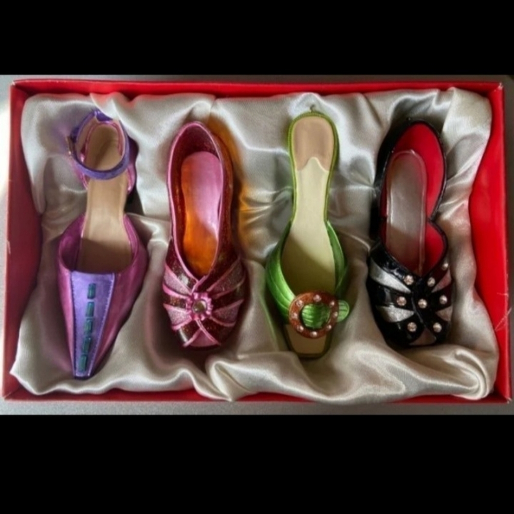 GLAMOROUS HIGH HEELS SHOE ORNAMENTS SET OF 4! CHIC & UNIQUE VINTAGE & NWT!